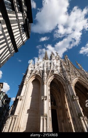 Saint-Maclou Kirche im extravaganten gotischen Stil und angrenzende mittelalterliche Fachwerkgebäude, einschließlich des Schiefen Hauses, in Rouen, Frankreich. Stockfoto