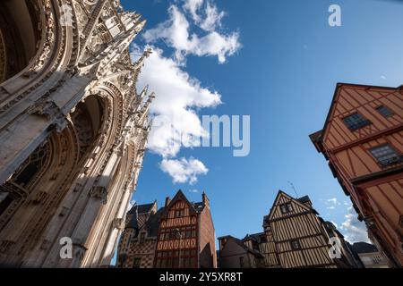 Saint-Maclou Kirche im extravaganten gotischen Stil und angrenzende mittelalterliche Fachwerkgebäude, einschließlich des Schiefen Hauses, in Rouen, Frankreich. Stockfoto