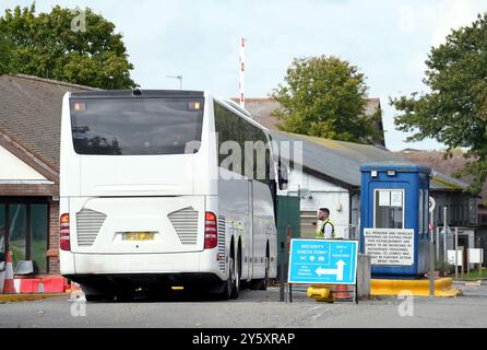 Ein Bus mit einer Gruppe von Menschen, die als Migranten gelten, kommt nach einem Zwischenfall im Kanal im Migrant Processing Centre in Manston, Kent an. Bilddatum: Montag, 23. September 2024. Stockfoto