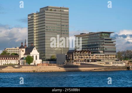 Hauptverwaltung der LANXESS AG in Köln-Deutz. Der Konzern für Spezialchemie entstand 2004 durch die Ausgliederung aus der Bayer AG. Die Aktien der Lanxess AG sind im MDAX gelistet. Das Bürohochhaus heisst seit dem Einzug Lanxess Tower und entspricht dem Deutschen Gütesiegel nachhaltiges Bauen DGNB Standard Gold. *** Hauptsitz der LANXESS AG in Köln-Deutz. Der Spezialchemiekonzern wurde 2004 durch die Ausgründung der Bayer AG gegründet. Die Anteile der Lanxess AG sind im MDAX notiert. Der Büroturm heißt seit dem Einzug Lanxess Tower und entspricht dem deutschen Sustain Stockfoto