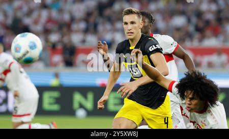 Stuttgart, Deutschland. September 2024. Deutschland, Stuttgart, 1. Bundesliga, Fußball, VfB Stuttgart - Borussia Dortmund, MHPArena, 22. September 2024, Ligaspiel, 4. Spieltag, Männer, Staffel 2024/25 f.le. Nico Schlotterbeck (Borussia Dortmund, 4) und Anrie Chase (VFB Stuttgart, 45) Credit: HMB Media/Alamy Live News Stockfoto