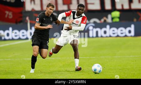 Frankfurt, Deutschland. September 2024. Deutschland, Frankfurt, 1. Bundesliga, Fußball, Eintracht Frankfurt - Borussia Mönchengladbach, Deutsche Bank Park, 21. September 2024, Ligaspiel, 4. Spieltag, Männer, Staffel 2024/25 f.le. Joe Scally (Borussia Mönchengladbach, 29) gegen Junior Dina Ebimbe (Eintracht Frankfurt, 26). Quelle: HMB Media/Alamy Live News Stockfoto