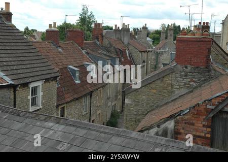 Schmale Dachfenster auf steilen Fliesen- und Schieferdächern von Weberhütten in Sheppard's Barton in der antiken Stadt Frome in Somerset auf einem br Stockfoto