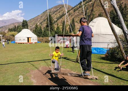 Kirgisistan, Kirchyn-Tal, Kinder auf der Schaukel Stockfoto