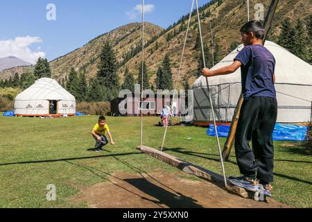 Kirgisistan, Kirchyn-Tal, Kinder auf der Schaukel Stockfoto