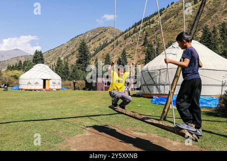 Kirgisistan, Kirchyn-Tal, Kinder auf der Schaukel Stockfoto