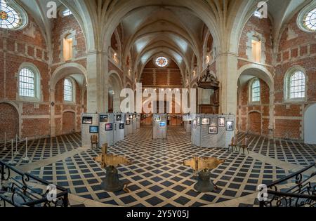 EU, Frankreich - 09 21 2024: Blick in die Kapelle des Jesuitenkollegiums mit Buntglasfenster, Glocken und Fotoausstellung Stockfoto