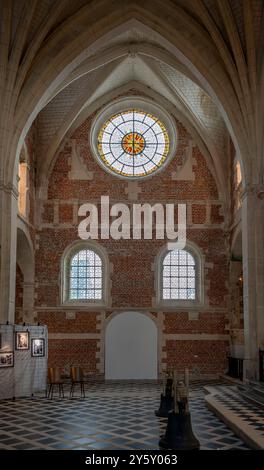 EU, Frankreich - 09 21 2024: Blick in die Kapelle des Jesuitenkollegiums mit Buntglasfenster Stockfoto