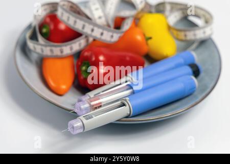 Ozempic Insulininjektionsstift für Diabetiker und Gewichtsverlust auf Platte mit Gemüse. Hochwertige Fotos Stockfoto