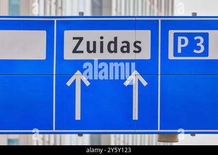 Ein holländisches Straßenschild zeigt nach Amsterdam Zuidas, dem wichtigsten Finanzviertel der Hauptstadt Stockfoto