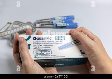 Hände, die Ozempic Insulin-Injektions-Pen halten, bei Diabetikern und Gewichtsverlust. Dänemark - 23. September 2024 Stockfoto