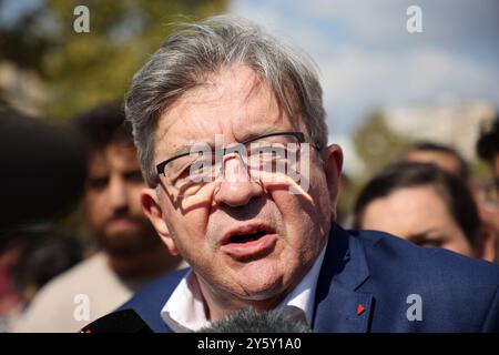 Marseille, Frankreich. September 2024. Jean-Luc Mélenchon, Vorsitzender der Partei "La France Insoumise", sah bei einer Demonstration in Marseille ein Interview. Während der Demonstration in Marseille, um die Entlassung von Präsident Macron zu fordern, hielt Jean-Luc Mélenchon, Vorsitzender der Partei "La France Insoumise" und ehemaliger Kandidat bei den Präsidentschaftswahlen, eine Pressekonferenz. Quelle: SOPA Images Limited/Alamy Live News Stockfoto