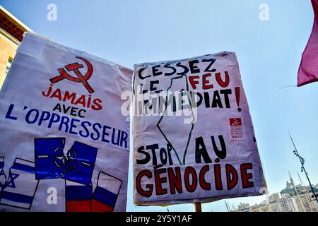 Marseille, Frankreich. September 2024. Demonstranten halten Plakate während der Friedenskundgebung. Auf Aufruf der Friedensbewegung Bouches-du-Rhône versammelten sich rund hundert Menschen auf dem Place Bargemon in Marseille anlässlich des Internationalen Tages des Friedens. (Foto: Gerard Bottino/SOPA Images/SIPA USA) Credit: SIPA USA/Alamy Live News Stockfoto