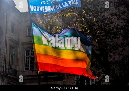 Marseille, Frankreich. September 2024. Demonstranten schwenken Flaggen während der Friedenskundgebung. Auf Aufruf der Friedensbewegung Bouches-du-Rhône versammelten sich rund hundert Menschen auf dem Place Bargemon in Marseille anlässlich des Internationalen Tages des Friedens. (Foto: Gerard Bottino/SOPA Images/SIPA USA) Credit: SIPA USA/Alamy Live News Stockfoto