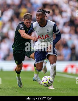 Tottenham Hotspur's Destiny Udogie (rechts) in Aktion während des Premier League Spiels im Tottenham Hotspur Stadium, London. Bilddatum: Samstag, 21. September 2024. Stockfoto