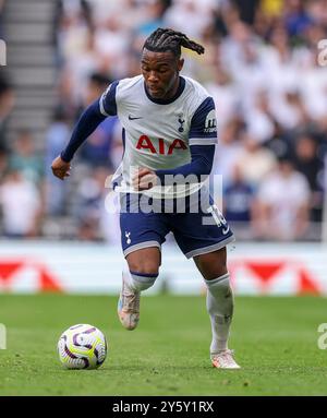 Tottenham Hotspur's Destiny Udogie in Aktion während des Premier League Spiels im Tottenham Hotspur Stadium, London. Bilddatum: Samstag, 21. September 2024. Stockfoto