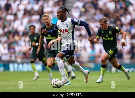 Tottenham Hotspur's Destiny Udogie in Aktion während des Premier League Spiels im Tottenham Hotspur Stadium, London. Bilddatum: Samstag, 21. September 2024. Stockfoto