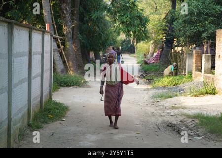 Das tägliche Leben in Bishnubati, einem Dorf in Santal in Sattore, Birbhum, Westbengalen, Indien. Stockfoto