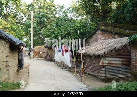 Dorfszene in Bishnubati, einer Siedlung der Santal in Sattore, Birbhum, Westbengalen, Indien. Stockfoto