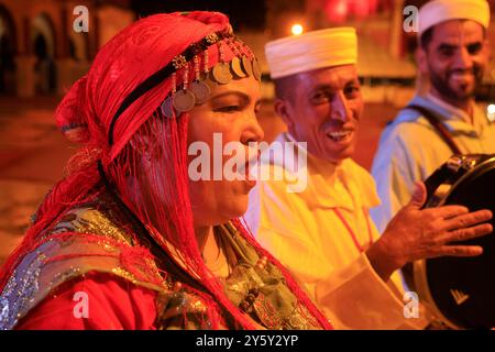 Traditionelle marokkanische Musik und Gesangsshow im berühmten Restaurant 'Chez Ali' in Marrakesch, Marokko. Marrakesch, Region Marrakesch-Safi, Marokko, Nort Stockfoto