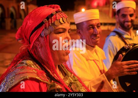 Traditionelle marokkanische Musik und Gesangsshow im berühmten Restaurant 'Chez Ali' in Marrakesch, Marokko. Marrakesch, Region Marrakesch-Safi, Marokko, Nort Stockfoto