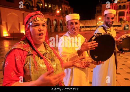 Traditionelle marokkanische Musik und Gesangsshow im berühmten Restaurant 'Chez Ali' in Marrakesch, Marokko. Marrakesch, Region Marrakesch-Safi, Marokko, Nort Stockfoto