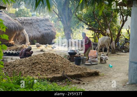 Eine Frau, die draußen Reis kocht. Das tägliche Leben in Bishnubati, einem Dorf in Santal in Sattore, Birbhum, Westbengalen, Indien. Stockfoto