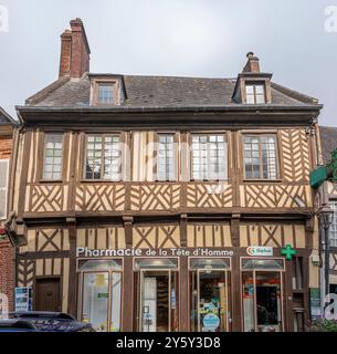 EU, Frankreich - 09 21 2024: Besichtigen Sie die Fassade eines mit Korbdach versehenen Hauses mit einem hervorstehenden Stein, der einen Kopf darstellt Stockfoto