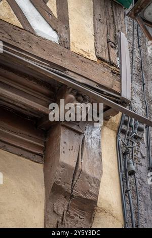 EU, Frankreich - 09 21 2024: Besichtigen Sie die Fassade eines mit Korbdach versehenen Hauses mit einem hervorstehenden Stein, der einen Kopf darstellt Stockfoto