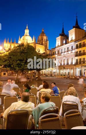 Die Leute sitzen nachts auf der Terrasse. Hauptplatz, Segovia, Spanien. Stockfoto