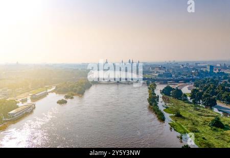 Hochwasser in Dresden Blick am Morgen auf die Altstadt von Dresden. Im Vordergrund die Marienbrücke. Hochwasser der Elbe bei circa 6 Meter am 18.09.2024 *** Hochwasser in Dresden Morgenansicht der Dresdner Altstadt im Vordergrund die Marienbrücke der Elbe auf etwa 6 Metern am 18 09 2024 Stockfoto