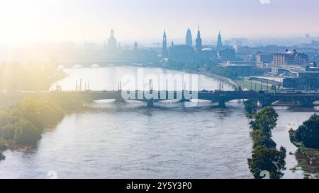 Hochwasser in Dresden Blick am Morgen auf die Altstadt von Dresden. Im Vordergrund die Marienbrücke. Hochwasser der Elbe bei circa 6 Meter am 18.09.2024 *** Hochwasser in Dresden Morgenansicht der Dresdner Altstadt im Vordergrund die Marienbrücke der Elbe auf etwa 6 Metern am 18 09 2024 Stockfoto