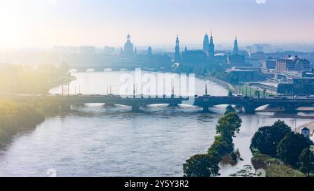 Hochwasser in Dresden Blick am Morgen auf die Altstadt von Dresden. Im Vordergrund die Marienbrücke. Hochwasser der Elbe bei circa 6 Meter am 18.09.2024 *** Hochwasser in Dresden Morgenansicht der Dresdner Altstadt im Vordergrund die Marienbrücke der Elbe auf etwa 6 Metern am 18 09 2024 Stockfoto