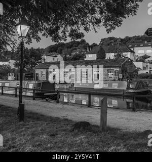 Eine Kanalszene in Schwarzweiß (Schwarzweiß). Der Leeds & Liverpool Canal und das Five Rise Cafe an der Spitze der Five Rise Locks, Bingley, Yorkshire. Stockfoto