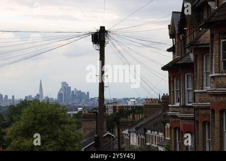 London, Großbritannien. 11. Juni 2024. Ein Foto zeigt die Skyline der Stadt und eine Reihe von Häusern in einer Wohnstraße in der Nähe von Crystal Palace im Süden Londons. Gutschrift: Stockfoto