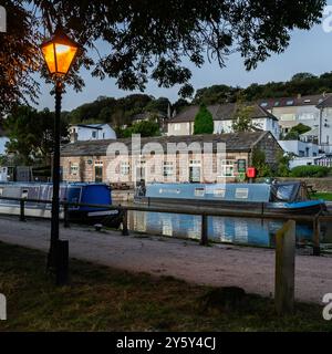 Der Leeds & Liverpool Canal an der Spitze der Five Rise Locks in Bingley, Yorkshire, im Abendlicht. Das Five Rise Cafe ist im Hintergrund. Stockfoto