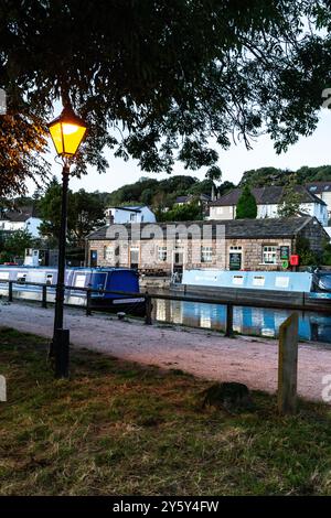 Der Leeds & Liverpool Canal an der Spitze der Five Rise Locks in Bingley, Yorkshire, im Abendlicht. Das Five Rise Cafe ist im Hintergrund. Stockfoto