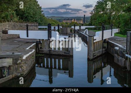 Auf der Spitze des Bingley fünf Treppenschlösser im Abendlicht. Damart (Bowling Green Mills), Bingley, ist im Hintergrund. Stockfoto