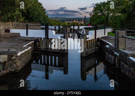 Auf der Spitze des Bingley fünf Treppenschlösser im Abendlicht. Damart (Bowling Green Mills), Bingley, ist im Hintergrund. Stockfoto