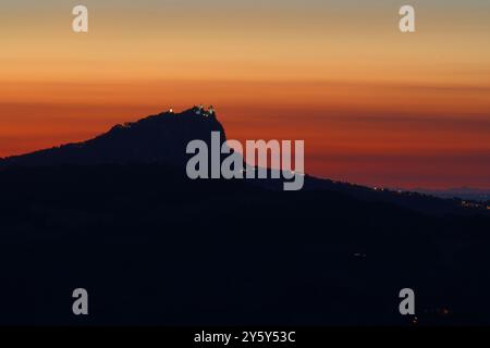 IL profilo del Monte Titano di San Marino al crepuscolo Stockfoto