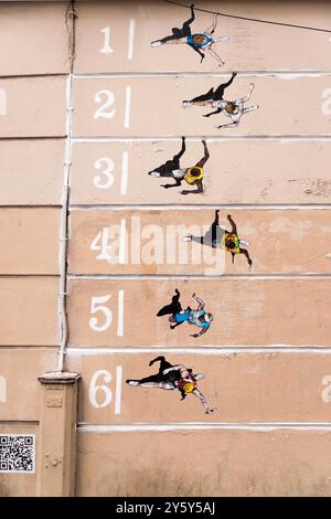 Paris, Frankreich. September 2024. Der französische Straßenkünstler Brusk zeigt sein Kunstwerk, das von den Olympischen Spielen 2024 in Paris am 23. September 2024 inspiriert wurde. Foto: Denis Prezat/ABACAPRESS. COM Credit: Abaca Press/Alamy Live News Stockfoto