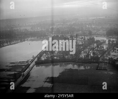 ÜBERSCHWEMMUNG DER THEMSE IM Jahr 1951Luftaufnahme auf ländliches Ackerland und Dörfer nach der starken Sturmflut nach starken Regenfällen entlang der Themse. 10. Januar 1951 Stockfoto