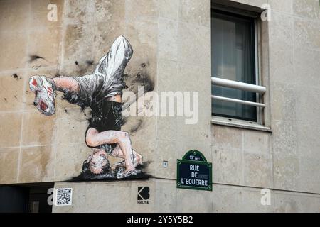 Paris, Frankreich. September 2024. Der französische Straßenkünstler Brusk zeigt sein Kunstwerk, das von den Olympischen Spielen 2024 in Paris am 23. September 2024 inspiriert wurde. Foto: Denis Prezat/ABACAPRESS. COM Credit: Abaca Press/Alamy Live News Stockfoto