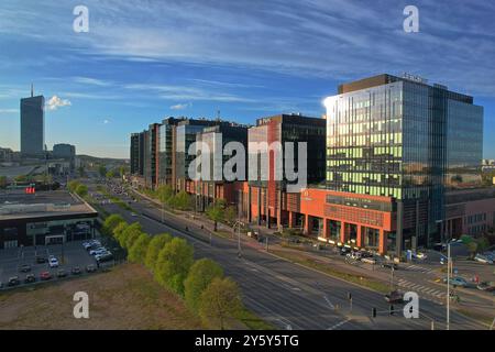 Blick aus der Vogelperspektive auf das Geschäftsviertel Oliwa von Gdańsk, moderne Architektur von Glasgebäuden bei Tageslicht mit belebten Straßen, von der Drohne erfasst Stockfoto