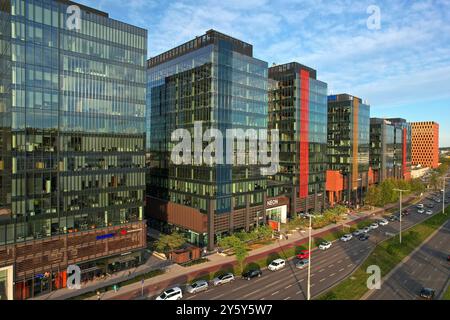 Blick aus der Vogelperspektive auf das Geschäftsviertel Oliwa von Gdańsk, moderne Architektur von Glasgebäuden bei Tageslicht mit belebten Straßen, von der Drohne erfasst Stockfoto