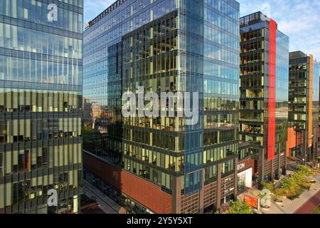 Blick aus der Vogelperspektive auf das Geschäftsviertel Oliwa von Gdańsk, moderne Architektur von Glasgebäuden bei Tageslicht mit belebten Straßen, von der Drohne erfasst Stockfoto