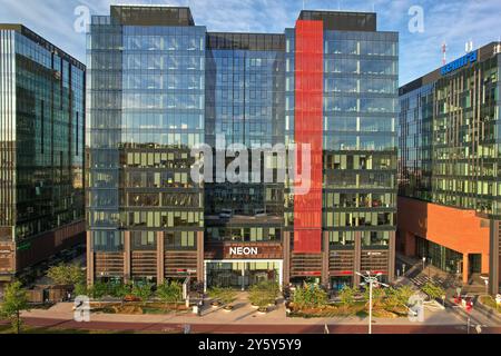 Blick aus der Vogelperspektive auf das Geschäftsviertel Oliwa von Gdańsk, moderne Architektur von Glasgebäuden bei Tageslicht mit belebten Straßen, von der Drohne erfasst Stockfoto