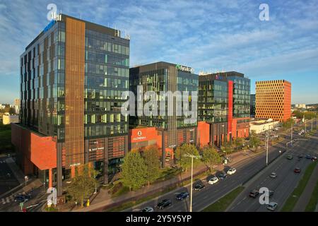 Blick aus der Vogelperspektive auf das Geschäftsviertel Oliwa von Gdańsk, moderne Architektur von Glasgebäuden bei Tageslicht mit belebten Straßen, von der Drohne erfasst Stockfoto