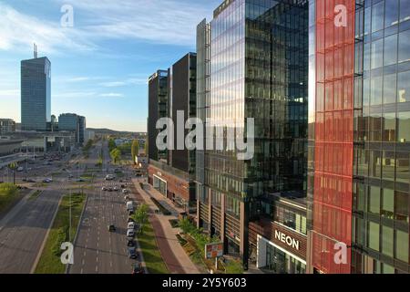 Blick aus der Vogelperspektive auf das Geschäftsviertel Oliwa von Gdańsk, moderne Architektur von Glasgebäuden bei Tageslicht mit belebten Straßen, von der Drohne erfasst Stockfoto