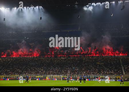 Mailand, Italien. September 2024. Die Fans des AC Mailand feiern 2024/25 im Giuseppe Meazza Stadion das Fußballspiel der Serie A zwischen dem FC Internazionale und dem AC Mailand. Endresultate; Inter 1 | 2 Mailand. Quelle: SOPA Images Limited/Alamy Live News Stockfoto